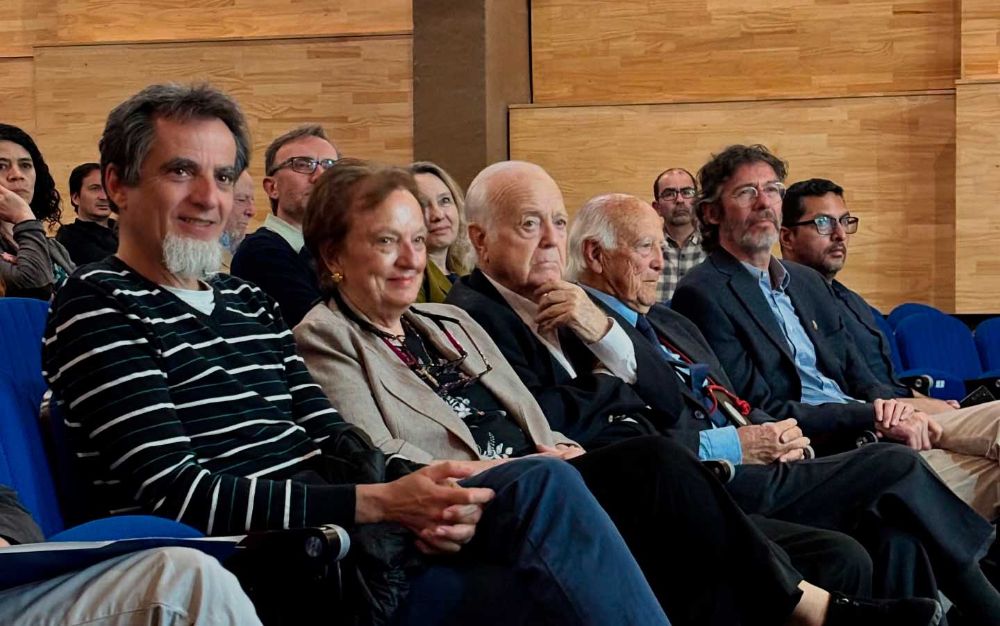 El Vicerrector de Asuntos Académicos, Claudio Pastenes y la Dra. Mary Kalin, académica del Departamento de Ciencias Ecológicas durante la inauguración de la placa conmemorativa